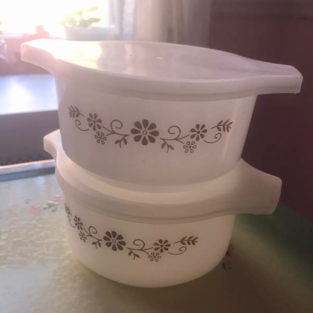 2 Vtg Dynaware Pyr-o-rey Brown Daisy Dishes Bakeware Handles 12 Oz W/Lids.
